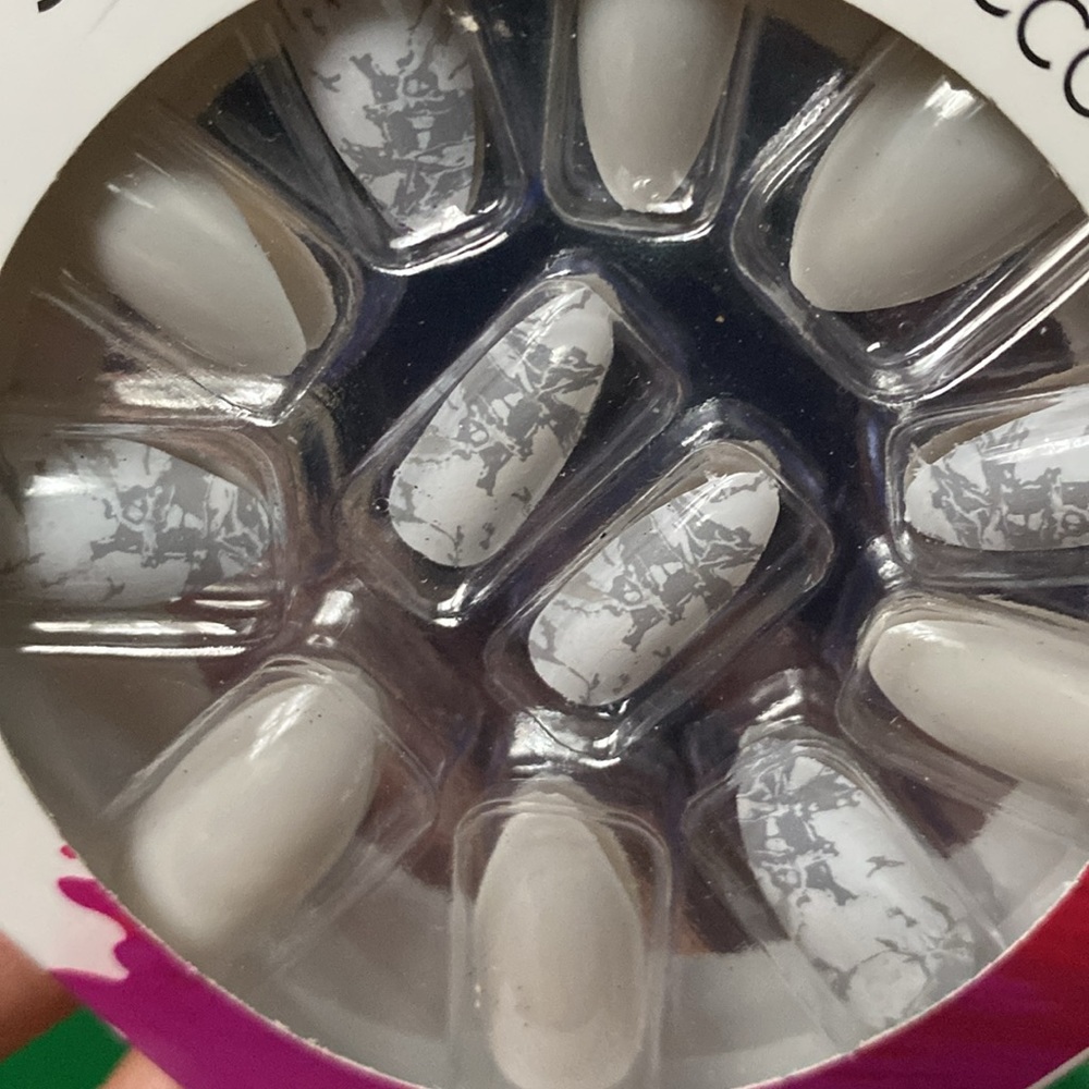 Fashion nails, silver and white marble design - Picture 2 of 5